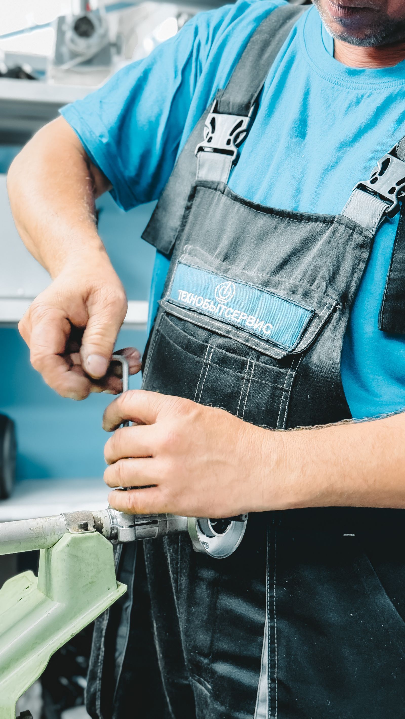 Handwerker mit Werkzeuggürtel bei einem Reparatureinsatz