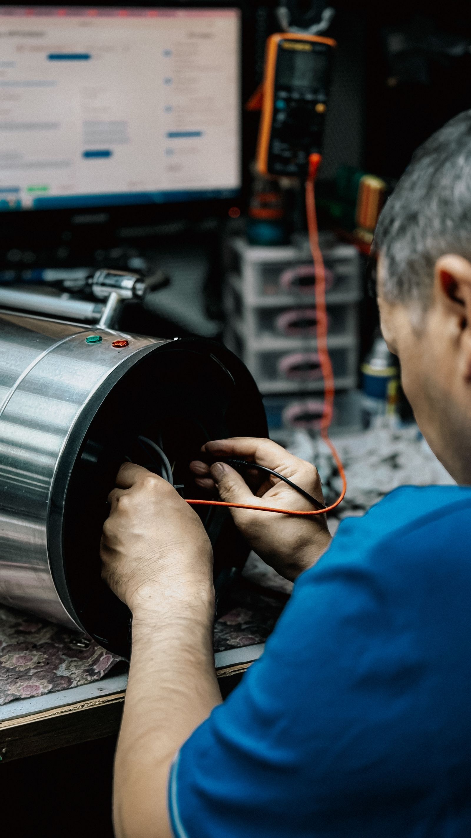 Techniker prüft mit einem Messgerät eine haustechnische Anlage